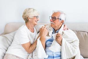 homme âgé se sentant malade. sa femme lui a donné du soutien et de l'amour photo