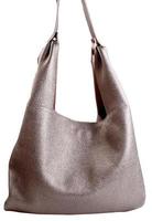 sac de femme en cuir souple brun doré isolé photo