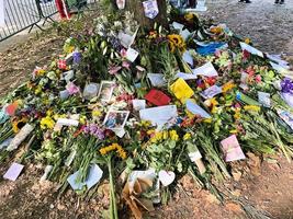 londres au royaume-uni en septembre 2022. hommages floraux à la reine dans le parc verdoyant de londres photo