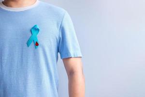 mois de sensibilisation à la journée mondiale du diabète, ruban bleu en forme de goutte de sang pour soutenir les personnes vivant, la prévention et la maladie. soins de santé, concept de la journée du cancer de la prostate photo