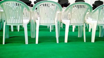 rangées de chaises blanches vides attendant le public photo