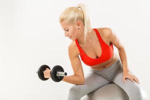 femme de remise en forme avec des haltères photo