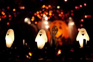 un fantôme effrayant ou une citrouille heureuse est une fête maléfique avec une horreur drôle pour un tour effrayant. le festin d'halloween et le noir de vacances de fond effrayant, célébration traditionnelle et photo pro