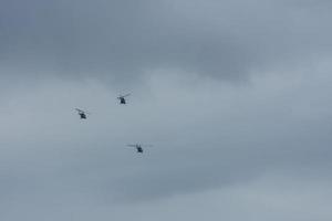 Trois hélicoptère en volant sur gris ciel photo