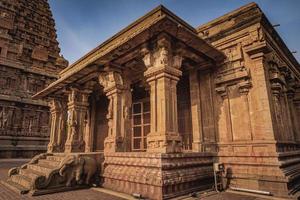 le grand temple de tanjore ou temple brihadeshwara a été construit par le roi raja raja cholan à thanjavur, tamil nadu. c'est le temple le plus ancien et le plus haut d'inde. ce temple inscrit au patrimoine de l'unesco photo