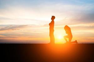 silhouette d'un couple bouleversé dans une querelle au coucher du soleil photo