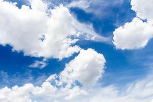 un groupe de beaux nuages blancs rassemblés en mouvement. , avec un fond de ciel bleu photo