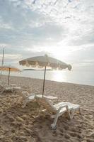 bains de soleil et parasols photo