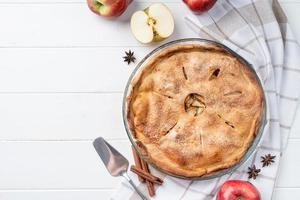 tarte aux pommes maison avec des pommes rouges fraîches photo