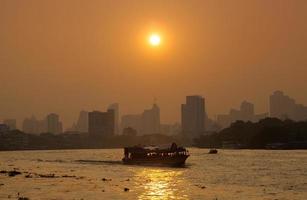 Trafic de bateaux sur la rivière, ville de Bangkok photo