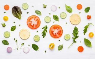 modèle alimentaire avec des ingrédients crus de la salade photo