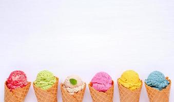 divers de saveur de crème glacée en cônes photo