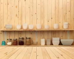 ustensiles de cuisine sur des étagères en bois photo