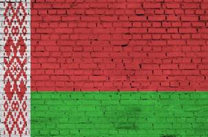 Le drapeau biélorusse est peint sur un vieux mur de briques photo
