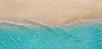 panorama d'été paysage marin paysage vagues, eau de mer bleue journée ensoleillée. vue de dessus depuis un drone. vue aérienne de la mer, fond de nature tropicale incroyable. belles vagues méditerranéennes surf éclaboussant panorama photo