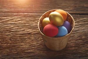 oeufs de pâques dans un panier en osier photo