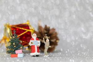 figurines miniatures de personnes installant des décorations de Noël photo