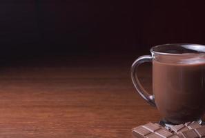 cacao chaud dans une tasse en verre photo