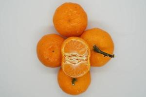 mandarin des oranges avec blanc Contexte. photo