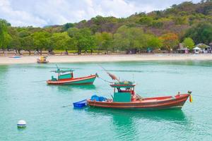 Bateau de pêche amarré à la plage en Thaïlande photo