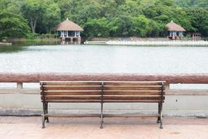 banc au bord de l'étang photo