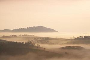 montagne et brouillard le matin photo
