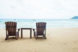 chaises et table sur la plage photo