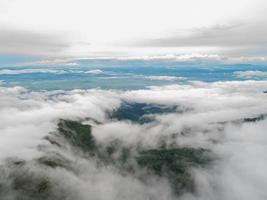 sommet de la montagne avec vue sur la vallée brumeuse photo