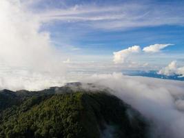 sommet de la montagne avec vue sur la vallée brumeuse photo