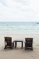 chaises et table sur la plage photo