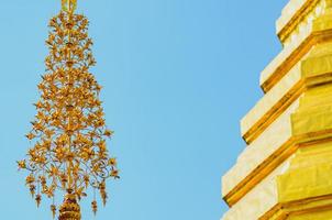 détail de l'art de couleur dorée du temple prathat cho hae dans la province de phrae, en thaïlande, situé dans la partie nord du pays. photo