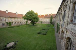 cour avec paons du monastère bénédictin de rajhrad photo