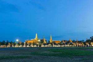 Wat Phra Kaew à Bangkok la nuit photo