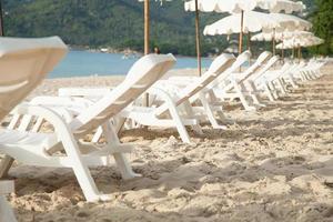 bains de soleil sur la plage en thaïlande