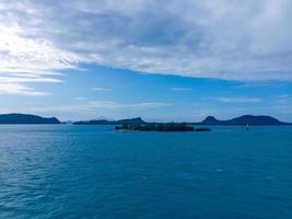 beau paysage mer bleue avec des bateaux qui passent photo