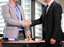 deux professionnels se serrant la main au bureau photo