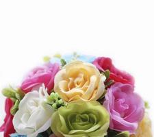 Close up rose fleurs artificielles sur fond blanc photo