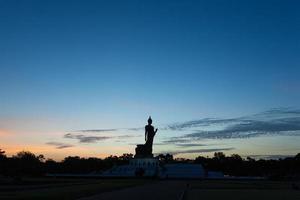 Silhouette d'une grande statue de Bouddha en Thaïlande photo