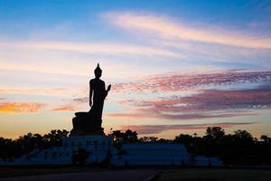 Silhouette d'une grande statue de Bouddha en Thaïlande photo