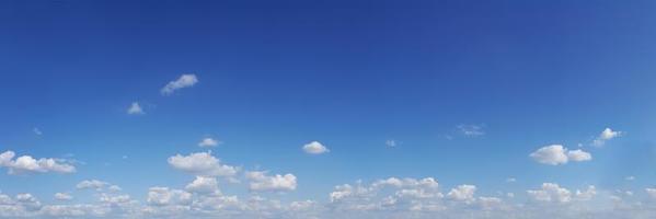 ciel avec des nuages par une journée ensoleillée photo