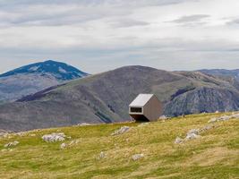 bivak zoran simic dans la montagne visocica en bosnie-herzégovine. refuge de montagne pour randonneurs et alpinistes. connecter avec la nature. activité de plein air et mode de vie itinérant. photo