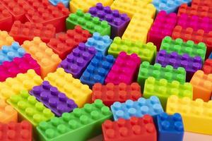 motifs de blocs de construction en plastique colorés isolés. jouet pour enfants photo