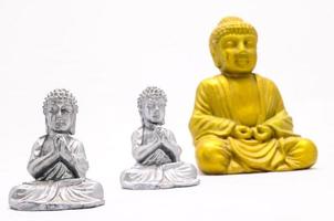 Bouddha miniatures sur blanc Contexte photo