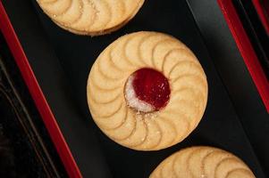 biscuits joliment disposés sur une assiette photo