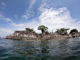 mer tropicale avec îles et ciel photo