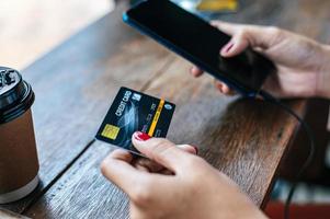 paiement des marchandises par carte de crédit via smartphone photo