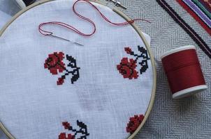 traditionnel populaire broderie traverser sur une en bois cerceau photo