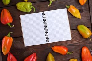 Vide bloc-notes sur une marron table photo