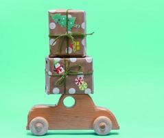 la machine en bois pour enfants transporte des cadeaux emballés dans du papier photo