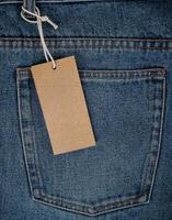 vide rectangulaire marron papier étiquette sur bleu jeans photo